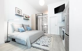 The Mierendorf Budget, Cheap Group & Family Apartment, 1Br, 1 Living Room, Ideal For 2 - 4 Guests